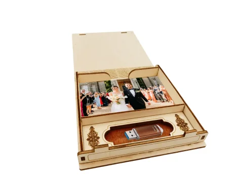 Cutie sub forma de carte pentru album foto Woodmag CAF01, cu compartiment pentru poze si pentru stick usb